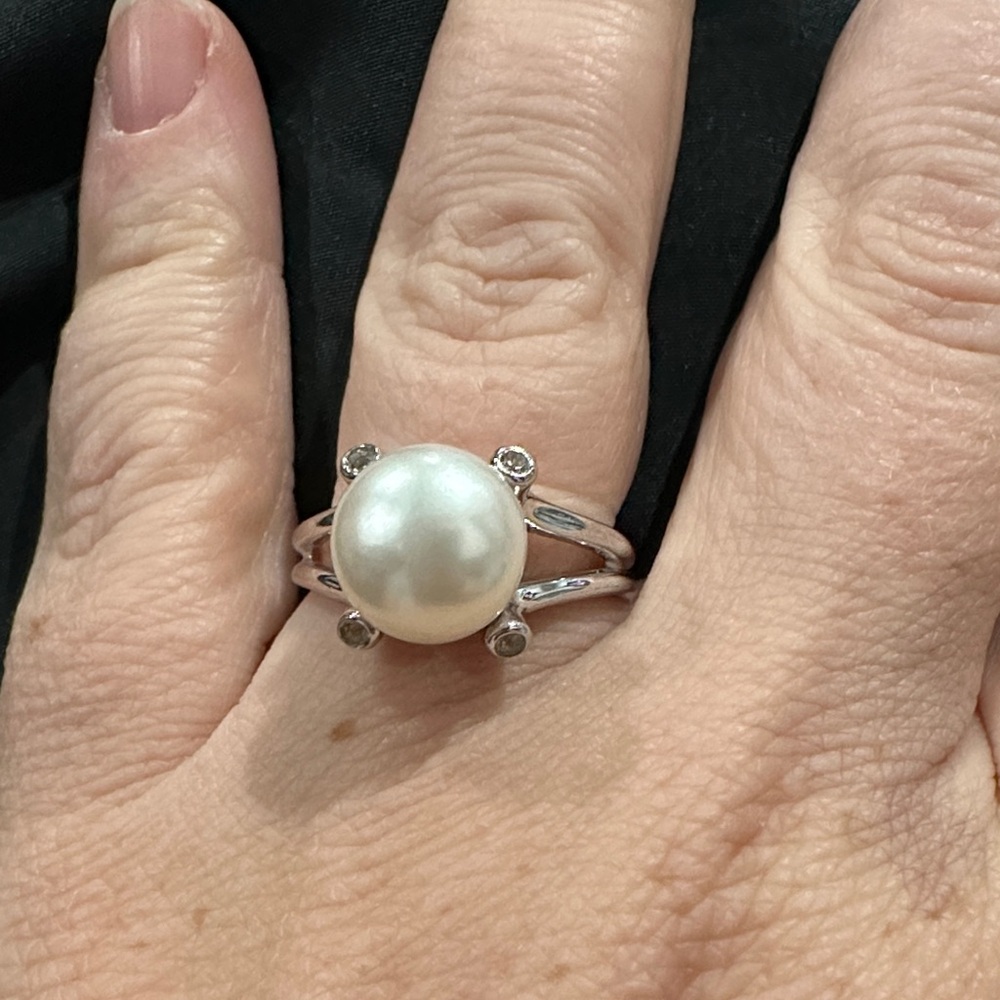 Elegant Silver Pearl Ring